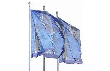 Les bannières faites sur commande de plume imprimées parécran en soie perfectionnent les drapeaux nationaux de pénétration de colorant