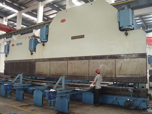 Machine à plier les plaques hydrauliques CNC à double liaison pour la ligne de production de poteaux lumineux