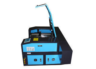 Machine de gravure de coupe de graveur de laser de CO2 de métier d'art avec le tube du laser 50w